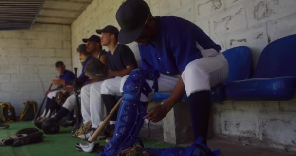 Vista Lateral Jogador Misto Beisebol Preparando Para Jogar Posição Apanhador — Vídeo de Stock