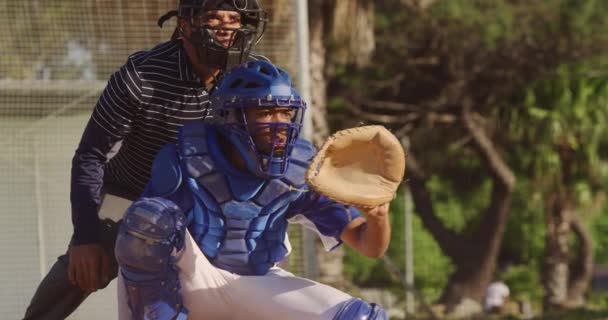 Vista Frontale Giocatore Baseball Maschile Razza Mista Durante Una Partita — Video Stock