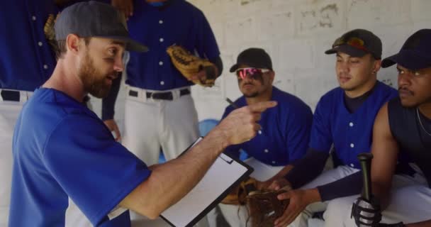 Vista Lateral Cerca Entrenador Béisbol Masculino Caucásico Explicando Plan Juego — Vídeos de Stock