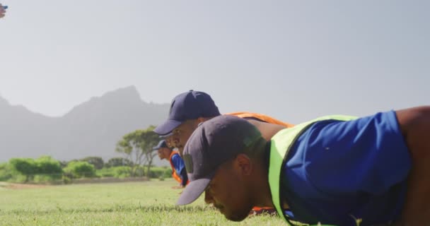 Seitenansicht Einer Multiethnischen Gruppe Männlicher Baseballspieler Die Mit Ihrem Trainer — Stockvideo
