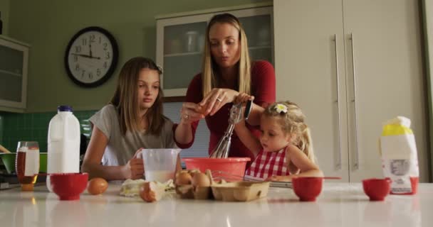 一个白人孕妇在厨房里享受着自由的生活 和她年幼的女儿慢吞吞地做着煎饼当早餐 — 图库视频影像