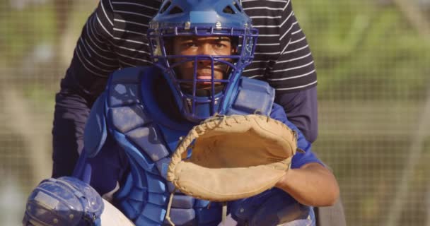 Frontansicht Eines Mixed Race Männlichen Baseballspielers Der Bei Einem Baseballspiel — Stockvideo