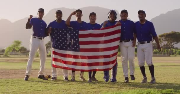 Framifrån Ett Multietniskt Lag Manliga Baseballspelare Planen Efter Baseballmatch Solig — Stockvideo