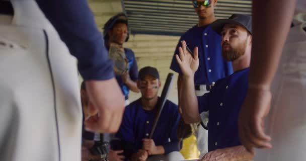 Vista Lateral Bajo Ángulo Entrenador Béisbol Masculino Caucásico Dando Instrucciones — Vídeos de Stock