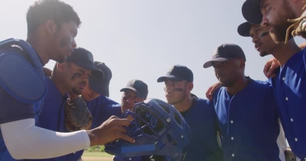Вид Сбоку Многонациональную Группу Бейсболистов Мужчин Готовящихся Перед Игрой Обнимающихся — стоковое видео