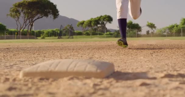 男子棒球运动员在棒球赛中 在阳光灿烂的日子里慢动作地跑到基座前的低矮区域 — 图库视频影像