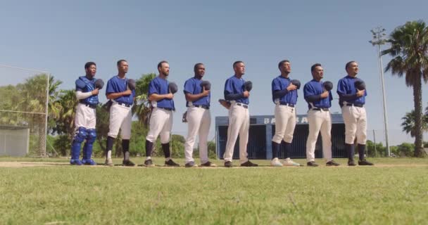 Vista Frontal Equipo Multiétnico Jugadores Béisbol Masculinos Preparándose Antes Partido — Vídeo de stock