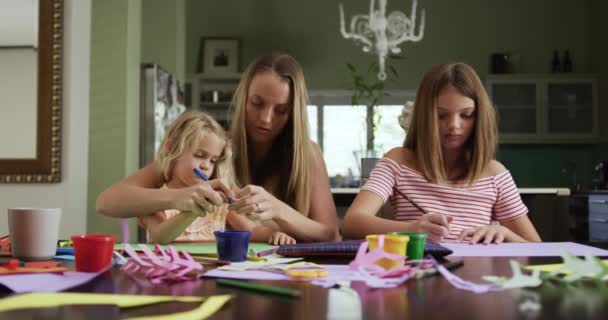 Vooraanzicht Van Een Blanke Vrouw Genieten Van Vrije Tijd Thuis — Stockvideo