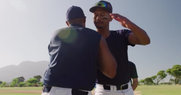 Vista Lateral Cerca Grupo Multiétnico Jugadores Béisbol Masculinos Preparándose Antes — Vídeo de stock