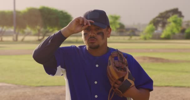 Retrato Jogador Misto Beisebol Masculino Vestindo Olho Preto Segurando Sua — Vídeo de Stock