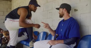 Bir yandan melez bir beyzbol oyuncusunun maçtan önce hazırlanışını, ayakkabısını bağlayışını, konuşmasını ve beyaz bir erkek beyzbol oyuncusuyla ağır çekimde soyunma odasında yumruk tokuşturuşunu izledik.