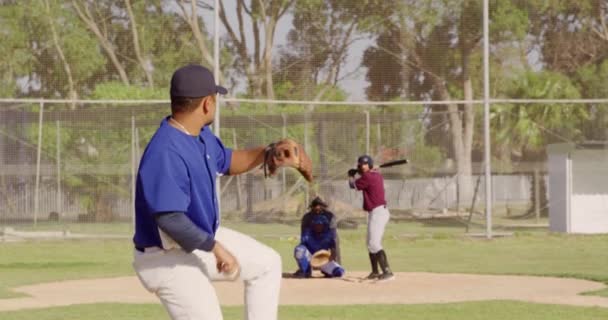 Bakifrån Blandad Ras Manliga Baseball Spelare Baseball Match Pitching Boll — Stockvideo