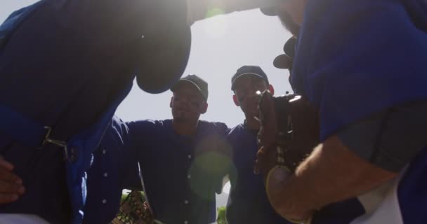 Zijaanzicht Van Multi Etnische Team Van Mannelijke Honkbalspelers Voorbereiding Voor — Stockvideo