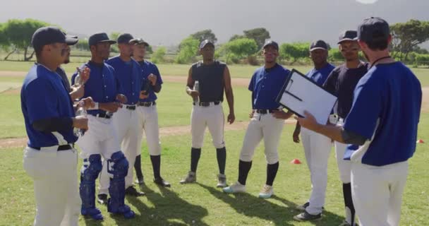 Vista Lateral Del Grupo Multiétnico Jugadores Masculinos Béisbol Preparándose Antes — Vídeos de Stock