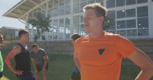 Vista Frontal Corredor Caucásico Entrenando Campo Deportes Pie Con Los — Vídeo de stock