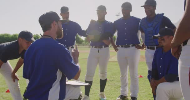 Vista Lateral Entrenador Béisbol Masculino Caucásico Instruyendo Equipo Multiétnico Jugadores — Vídeos de Stock