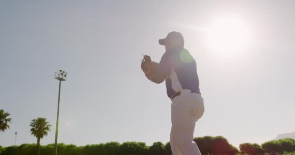 Visão Lateral Baixo Ângulo Jogador Misto Beisebol Masculino Arremessando Uma — Vídeo de Stock