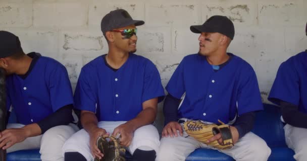 Vista Frontal Del Grupo Multiétnico Jugadores Béisbol Masculinos Preparándose Antes — Vídeo de stock