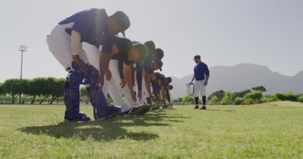 Kavkazský Baseballový Trenér Poučuje Multietnický Tým Mužských Baseballových Hráčů Během — Stock video