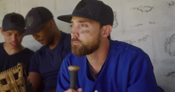 Vista Frontal Jugador Béisbol Caucásico Preparándose Antes Partido Sentado Vestuario — Vídeos de Stock