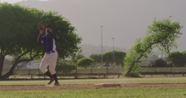 Vista Frontal Jogador Beisebol Misto Durante Jogo Beisebol Dia Ensolarado — Vídeo de Stock