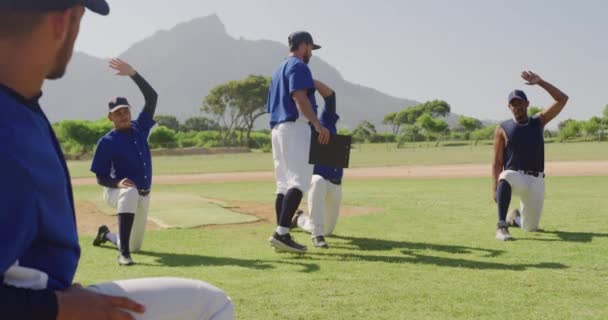 Vista Lateral Treinador Beisebol Masculino Caucasiano Instruindo Uma Equipe Multi — Vídeo de Stock