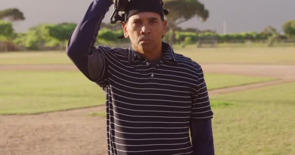 Portret Mieszanej Rasy Męskiego Baseballisty Stojącego Boisku Słoneczny Dzień Zdejmującego — Wideo stockowe