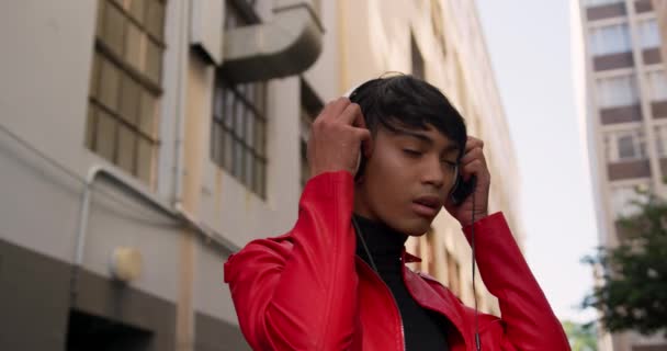 Bir Yaz Günü Şehirde Takılan Kulaklıklarını Yavaş Çekimde Takan Modaya — Stok video