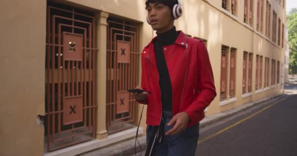 Framsidan Fashionabla Blandade Ras Transpersoner Vuxen Hängande Sommardag Staden Promenader — Stockvideo