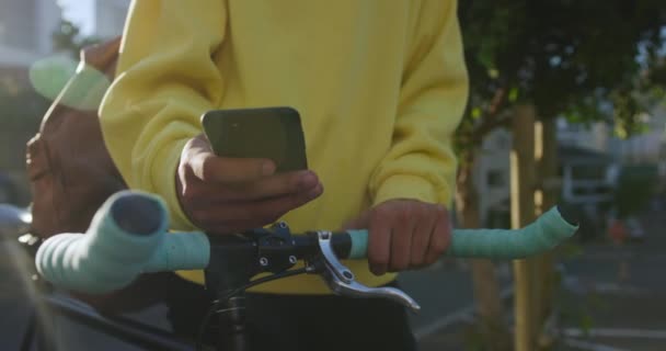 Bir Yaz Gününde Şehirde Takılan Akıllı Telefonunu Kullanan Güneşli Bir — Stok video
