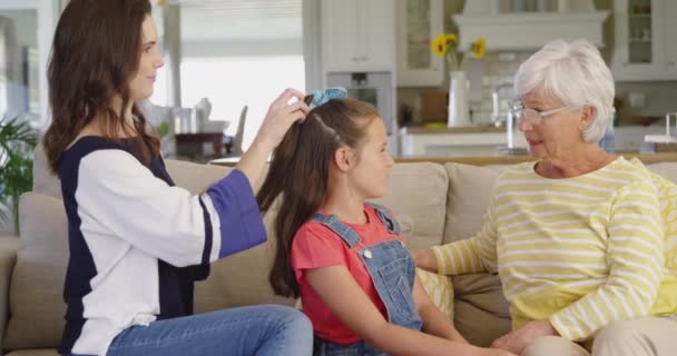 Sidovy Över Vit Mormor Hemma Sitter Soffa Vardagsrummet Med Sitt — Stockvideo