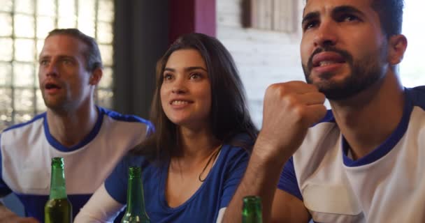 Gün Boyunca Barda Oturup Ellerinde Bira Şişeleri Gergin Neşeli Yavaş — Stok video