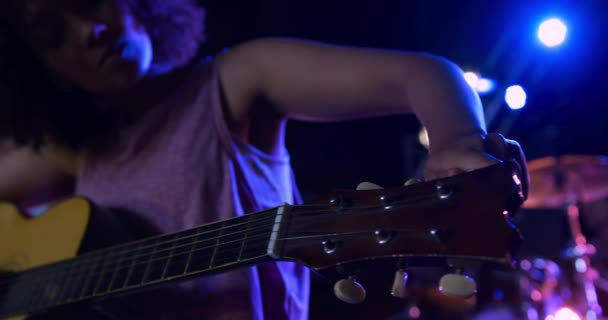 Вид Сбоку Бас Гитаристку Смешанной Расы Репетирующую Музыкальном Зале Перед — стоковое видео