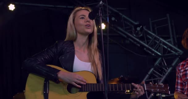 Vista Frontal Una Cantante Caucásica Actuando Lugar Música Con Una — Vídeos de Stock