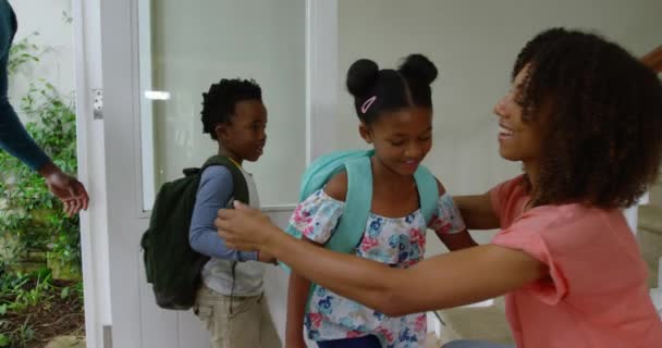 スローモーションでひざまずいて 彼らの母親を迎えるために急いで彼の若い息子と娘と一緒に家に到着アフリカ系アメリカ人の男の側のビュー — ストック動画