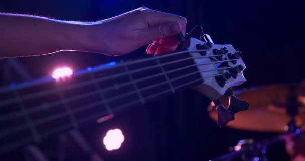 Détail Rapproché Une Bassiste Métissée Répétant Dans Lieu Musique Avant — Video