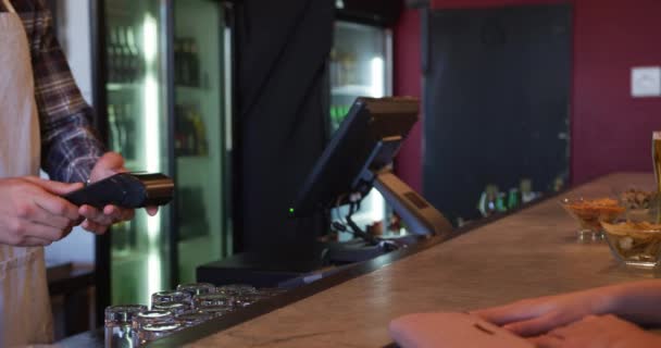 depositphotos 347767154 stock video side view close caucasian woman девушка с телефоном в темноте