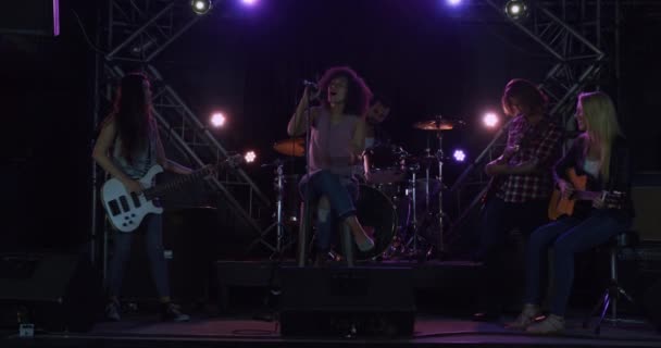 Bir Erkek Iki Kadın Gitaristten Oluşan Çok Irklı Bir Grubun — Stok video