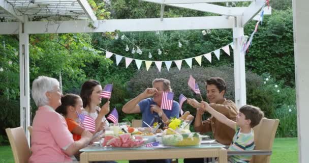 Yemek Masasının Önünde Oturan Bayrak Sallayan Bayrak Sallayan Yavaş Çekim — Stok video