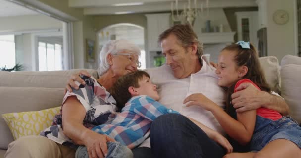 Vista Frontal Los Abuelos Caucásicos Sentados Sofá Sala Estar Abrazándose — Vídeos de Stock