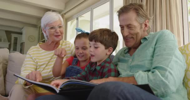 Oturma Odasındaki Bir Kanepede Oturan Beyaz Dedelerin Torunları Torunlarıyla Birlikte — Stok video