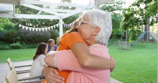 Zijaanzicht Van Een Oudere Blanke Vrouw Haar Jonge Kleindochter Die — Stockvideo