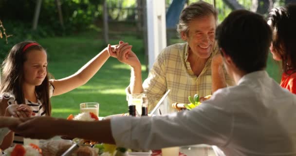 Nahaufnahme Einer Kaukasischen Mehrgenerationenfamilie Die Draußen Einem Für Eine Mahlzeit — Stockvideo