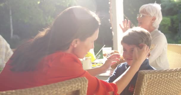 Vista Laterale Vicino Una Donna Caucasica Seduta Fuori Tavolo Pranzo — Video Stock