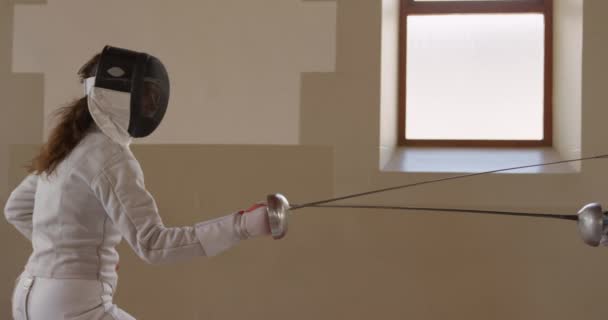 Kaukasische Und Gemischte Fechterinnen Während Eines Fechttrainings Einer Sporthalle Sparring — Stockvideo