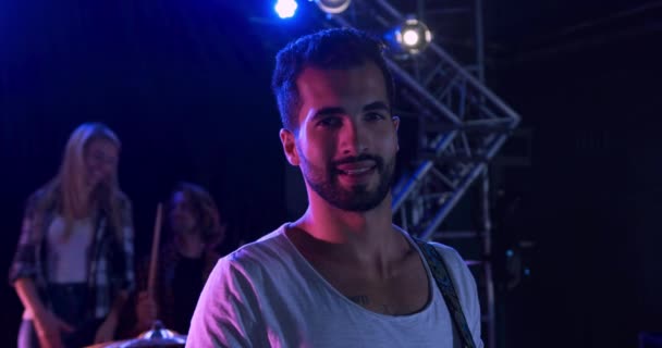Retrato Guitarrista Misto Palco Durante Uma Performance Local Música Sorrindo — Vídeo de Stock