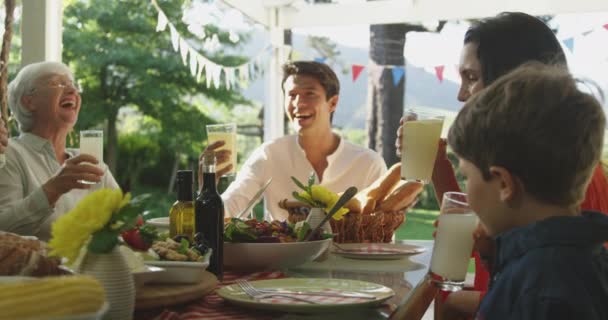 Vue Face Une Famille Caucasienne Plusieurs Générations Assise Extérieur Une — Video