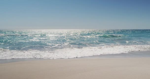 2020 Napisane Piasku Słonecznej Plaży Spokojnym Morzem Błękitnym Niebem Nakręcone — Wideo stockowe