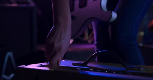 在演出前 一位混音女低音演奏家在音乐场地排练 将她的白低音吉他插进慢动作扩音器的前视镜 — 图库视频影像