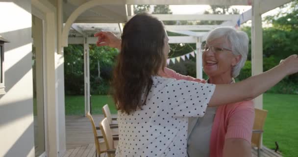 Seitenansicht Einer Älteren Kaukasischen Frau Und Ihrer Erwachsenen Tochter Die — Stockvideo